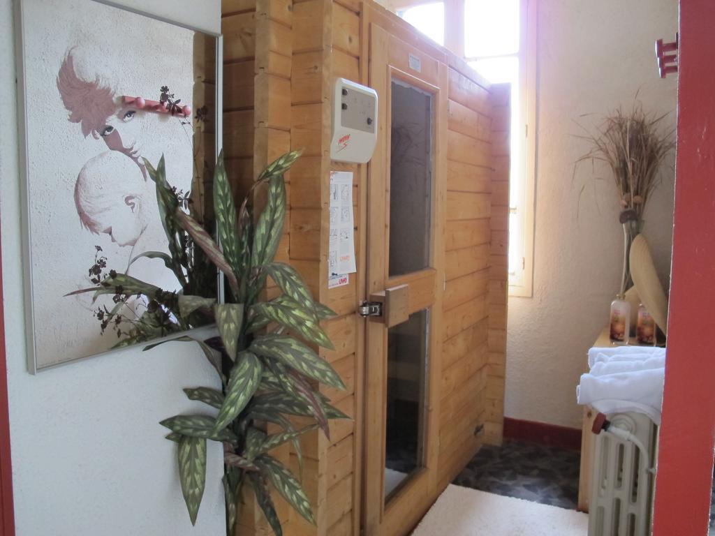 Отель Logis Deshors-Foujanet Chamboulive Экстерьер фото